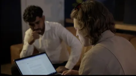 Team werkt samen aan merkstrategie op laptop
